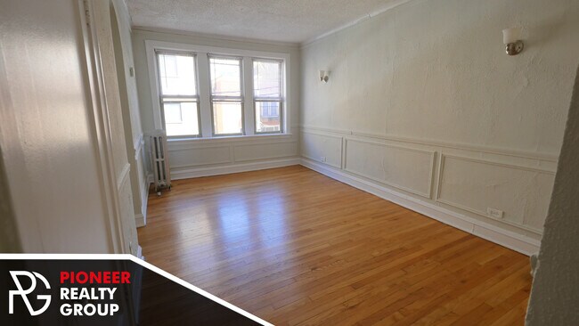 Building Photo - 544 W Surf St