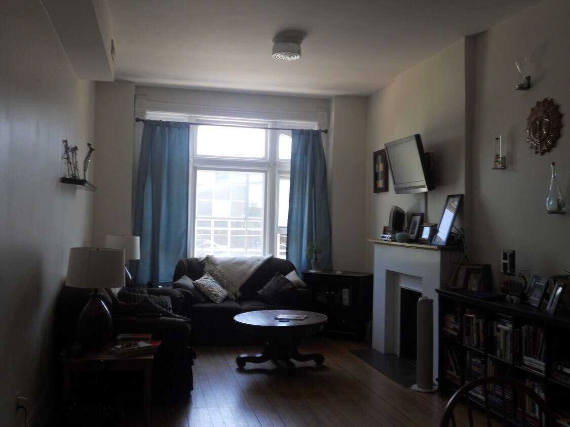 Living room - 814 N Noble St