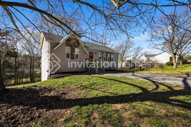 Building Photo - 5005 Rowena Dr