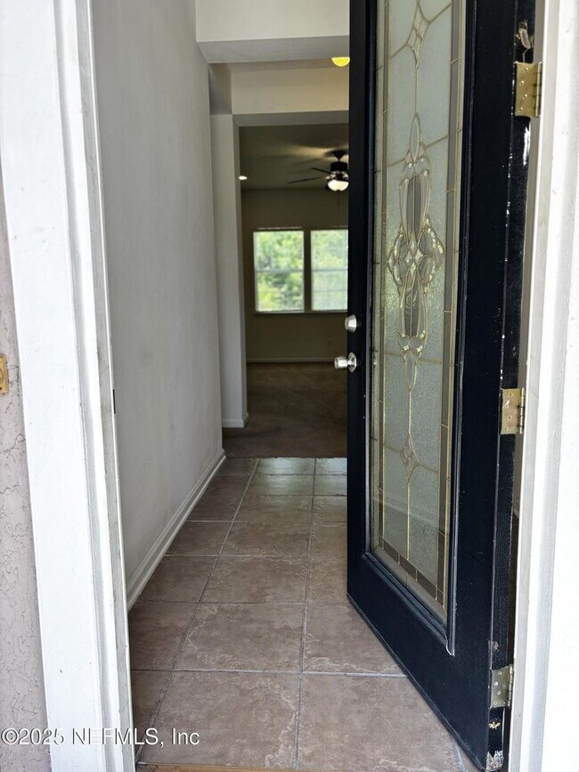 Building Photo - Stunning 3 BDR, 2 BA home in Collinswood s...