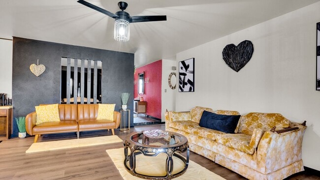 Building Photo - Fully furnished Airbnb with a pool