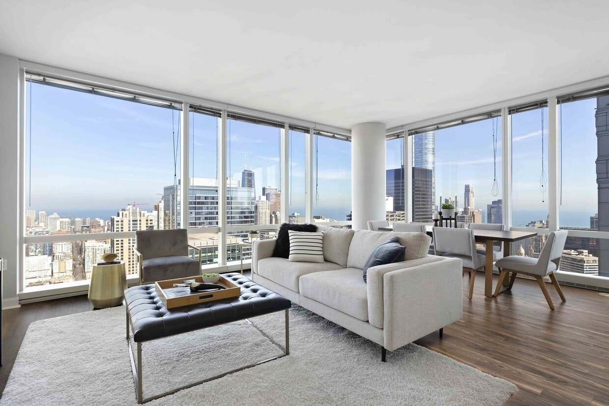 Photo - 213 N Clark St (Chicago, IL)