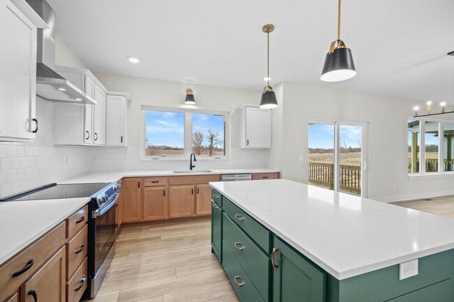 Foto del edificio - 4 Bedroom Townhome Available February 1st!