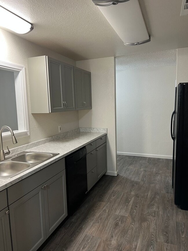 Building Photo - 3-bedroom, 2-bathroom home in Redding Upda...