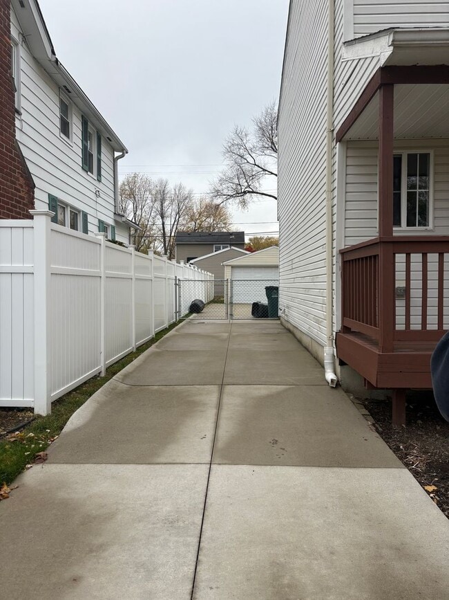 Building Photo - Charming 3-Bedroom Home in the Heart of Berkley