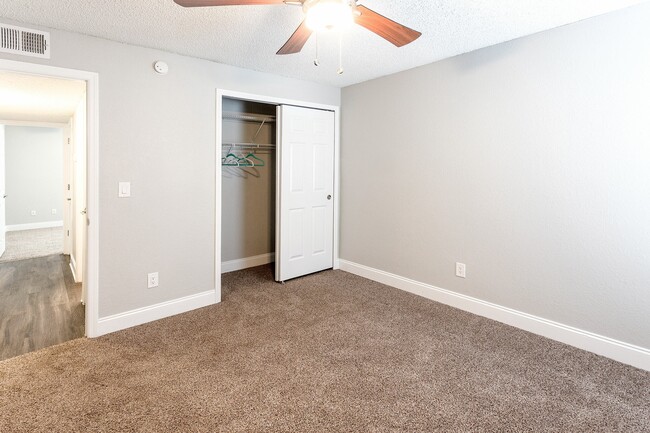 Dormitorio con piso alfombrado - Sun Bay Palms at South Tampa