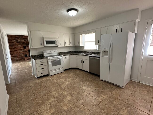 Building Photo - 2500 S College Hills Dr