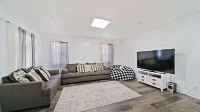 Building Photo - 65 S 900 W