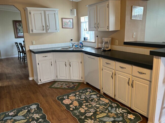 Foto del edificio - Spacious Furnished 3 Bedroom, 2 Bath Triple-Wide Manufactured Home – South of Live Oak, FL