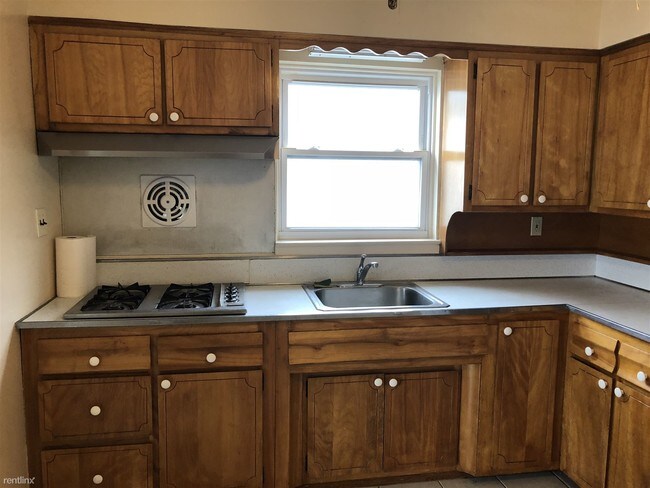 Building Photo - 3 br, 1 bath Apartment - 2329 120th St