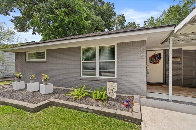 Foto del edificio - 2327 Chantilly Ln