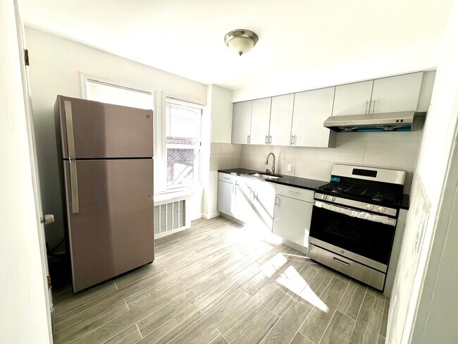 Foto del edificio - 9924 Ascan Ave