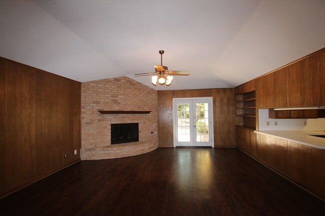 Building Photo - Beautiful 3 bedroom 2 bath home in the hea...
