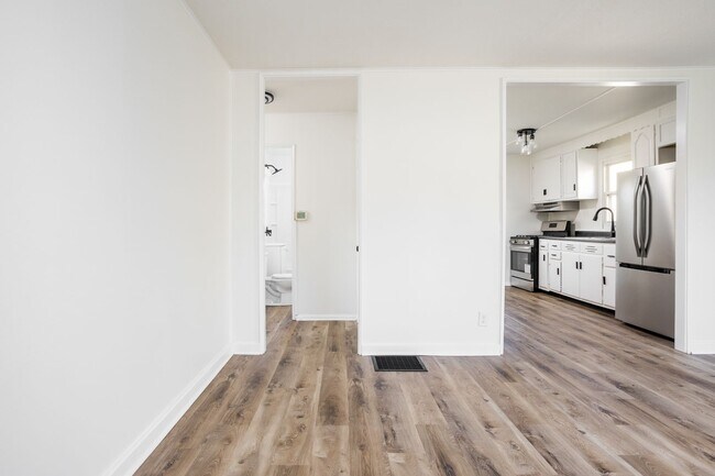 Building Photo - 1825 E Legrande Ave