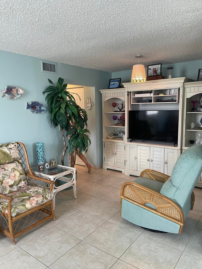 Building Photo - 3640 N Ocean Dr
