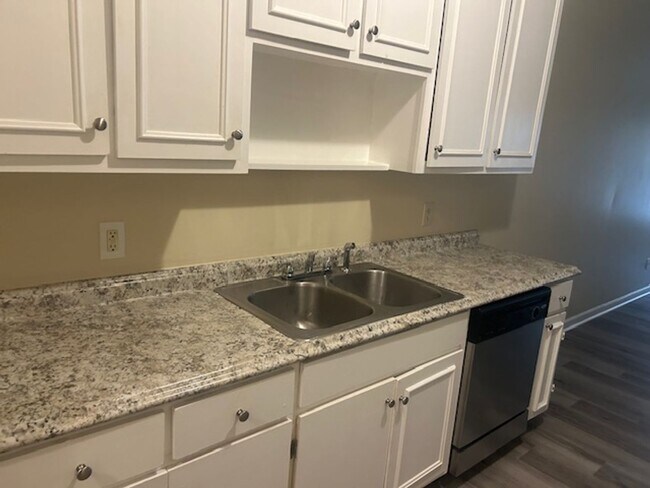 Foto del edificio - Rental Coming Available
