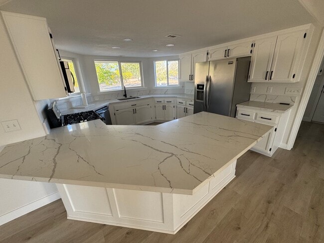 Building Photo - Newly remodeled home on The Mesa in Hesperia!