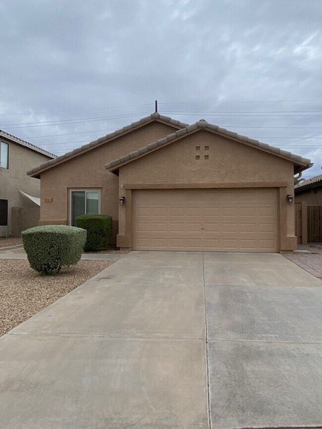 Building Photo - Beautiful 3-Bedroom Home with Vaulted Ceilings & Private Fenced Yard
