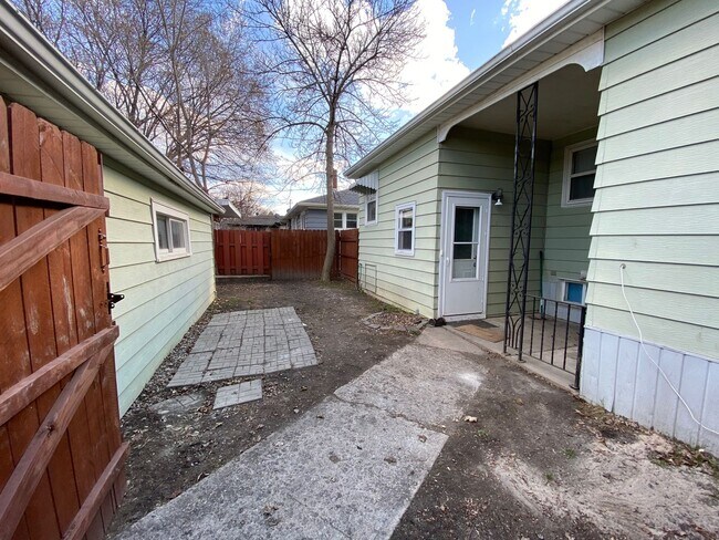 Building Photo - 4 Bed 2 Bath House! Fenced in yard!