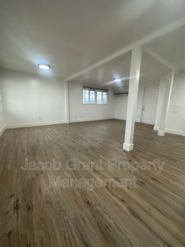 Building Photo - 4719 Yellowstone Ave