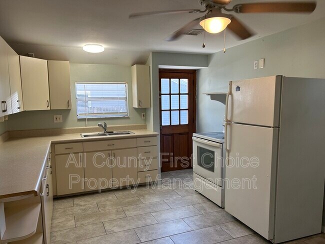 Building Photo - 705 6th Ave NE