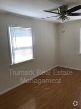 Building Photo - 929 E Lexington Dr