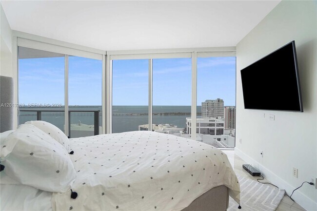 Building Photo - 1300 Brickell Bay Dr