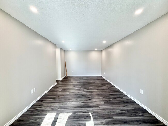 Photo du bâtiment - 2 BED - 1 BATH - LONDON - BASEMENT