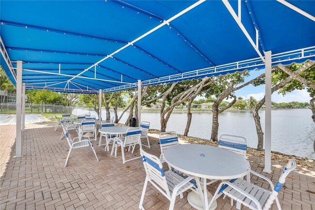 Foto del edificio - 9091 Lime Bay Blvd