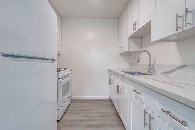 Interior Photo - 3528 W Adams Blvd (B)