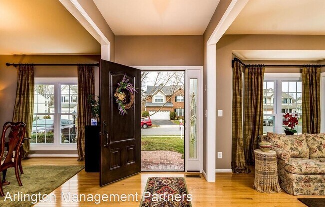 Building Photo - 5 br, 3.5 bath House - 10532 Coral Berry Dr