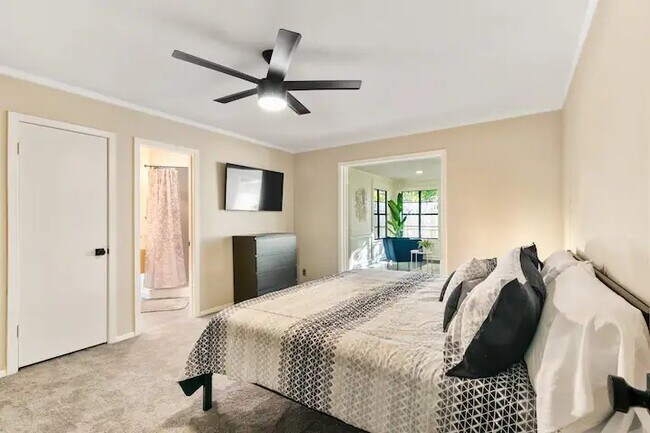 Foto del edificio - 7009 Whispering Oaks Dr