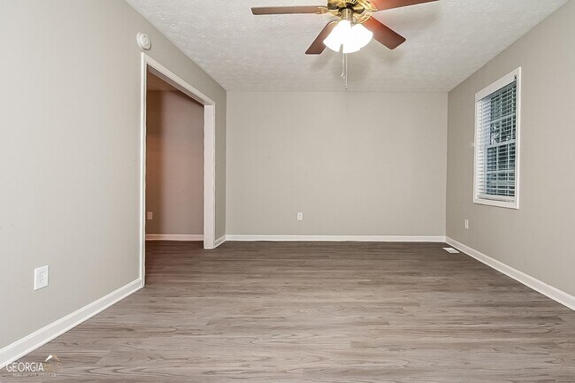 Building Photo - 9240 Chestnut Lake Dr