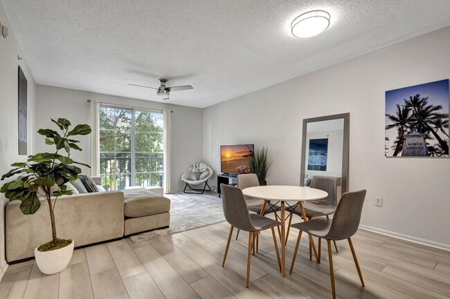Building Photo - 630 S Sapodilla Ave