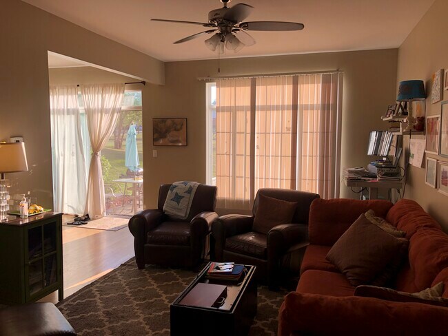 Living room - 1132 Coventry Cir