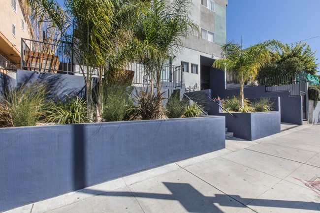 Building Photo - 520 N Virgil Ave