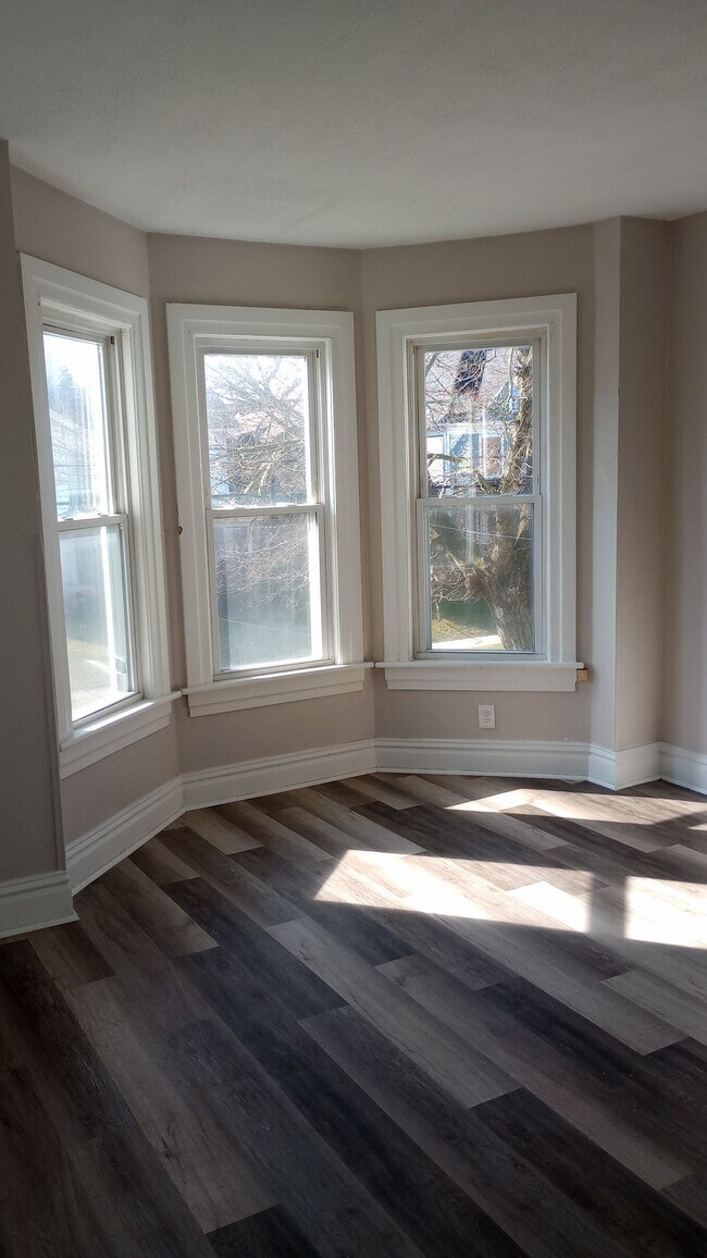 Building Photo - 229 Boyles Avenue, Unit 2