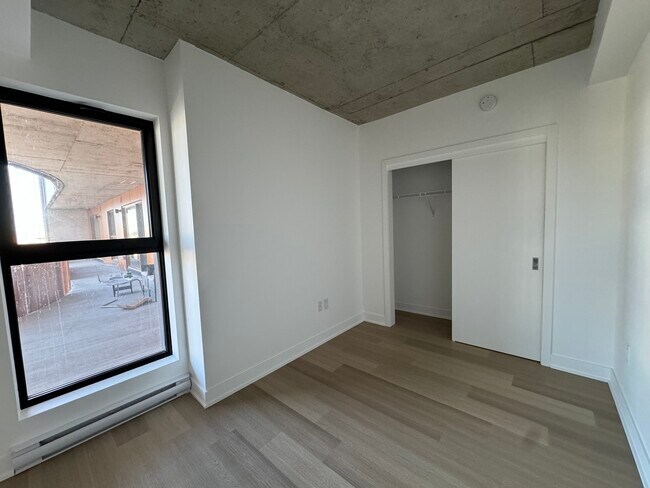 Building Photo - 245 Boul Robert-Bourassa