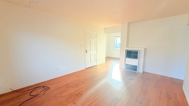 Photo - 1910-1910 42nd Ave Apartment