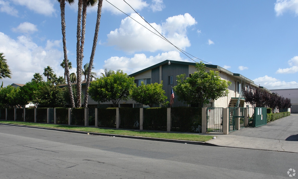 Primary Photo - Oasis Apartments