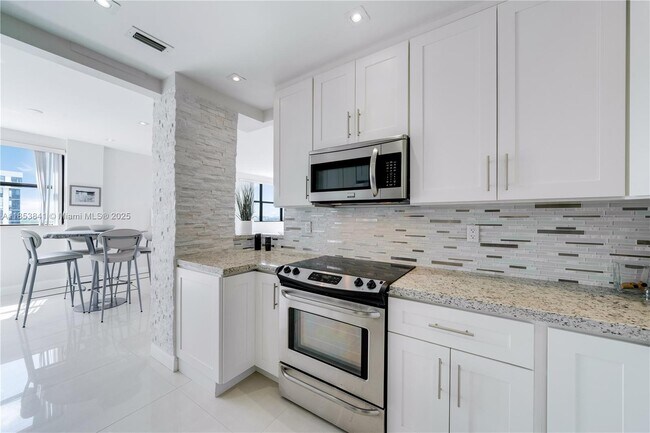Foto del edificio - 2450 NE 135th St