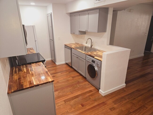 Building Photo - Freshly Remodeled 2 Bed, 2 Bath Condo in The Arbors!! Students OK! No Pets! Avail. Now!