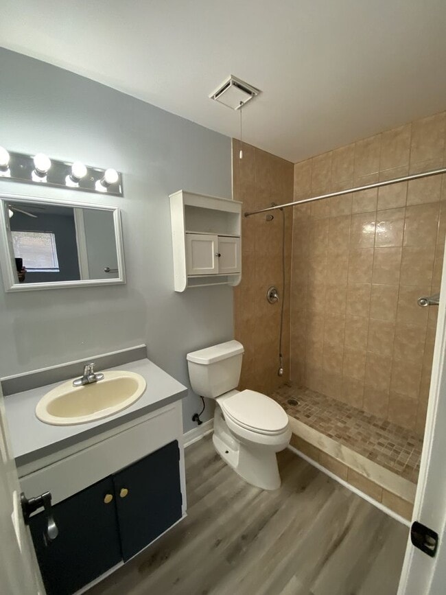 Building Photo - 437 E Rosewood Ln