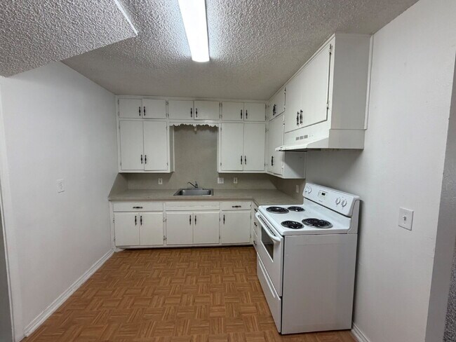 Foto del edificio - Spacious 4-bedroom House Could Be Your New Home!