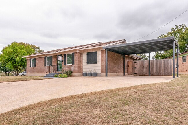 Building Photo - 300 Ridgecrest Dr
