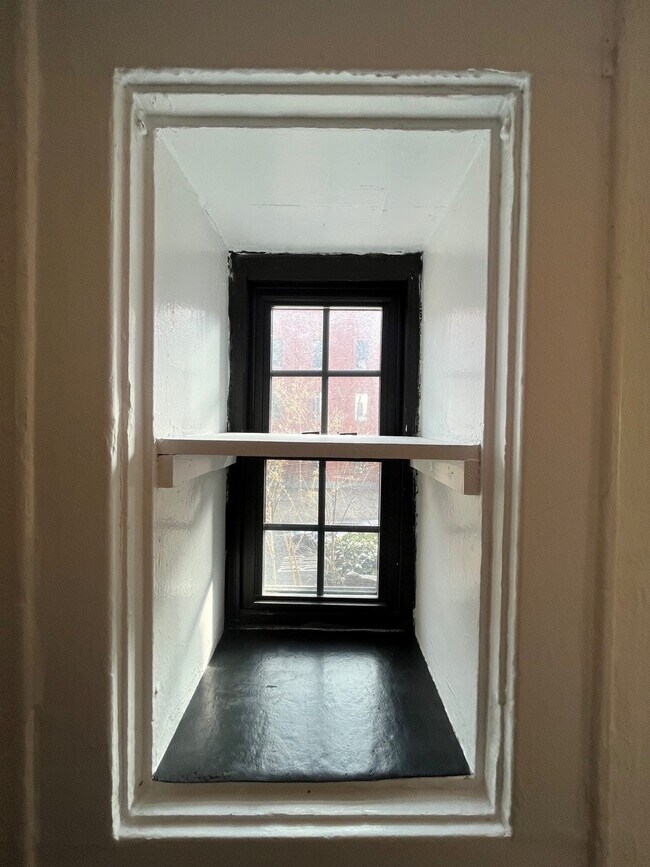 Building Photo - 1 bedroom with Private Patio and Garden