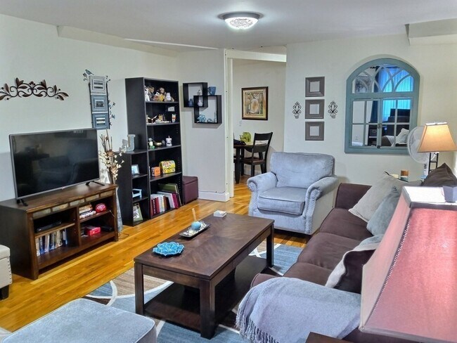 Building Photo - 1482 Beacon St