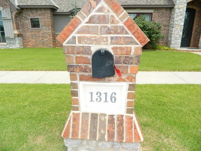 Building Photo - 1316 Sonoma Lakes Blvd Moore OK 73160