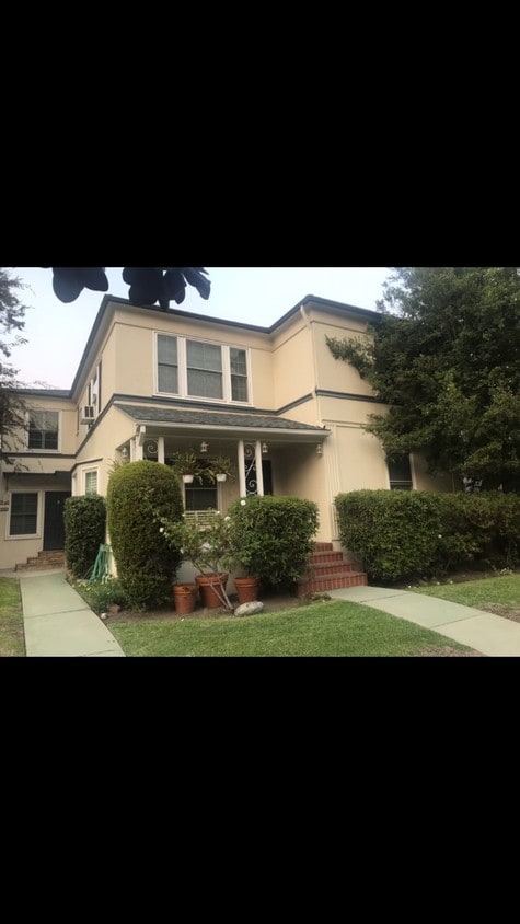 Perfect location- shops and restaurants - 9411 W Olympic Blvd