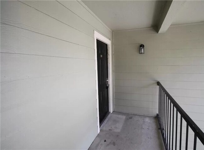 Building Photo - 2550 N Alafaya Trail